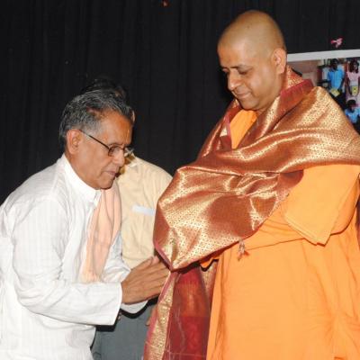 C.r Narasimhan Trustee Presenting A Shawl Ponnadai To Swamiji