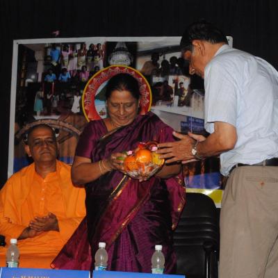 S.g Subramanian Welcoming Ms. Malini With Fruit Basket